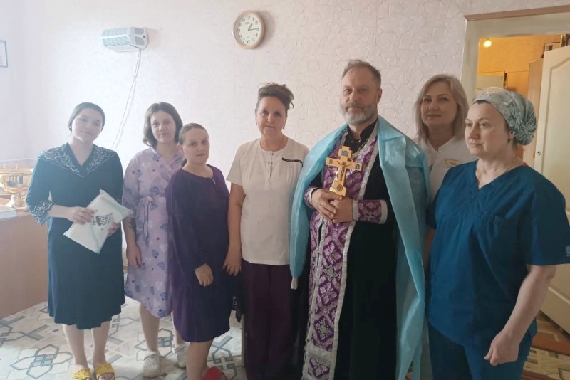 Клирик Калачеевского церковного округа совершил молебен в роддоме и благословил рожениц на предстоящие роды