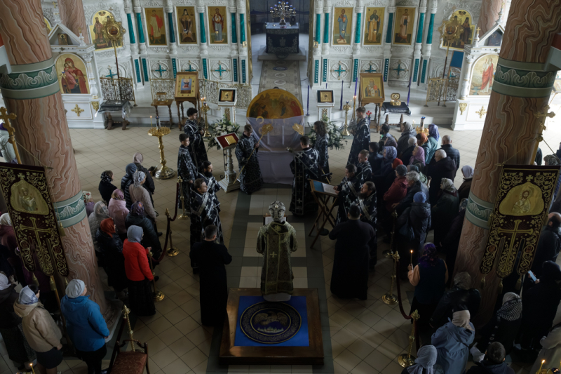 В пятницу Страстной седмицы Преосвященнейший епископ Дионисий совершил вечерню с выносом Плащаницы Спасителя в Ильинском кафедральном соборе Россоши