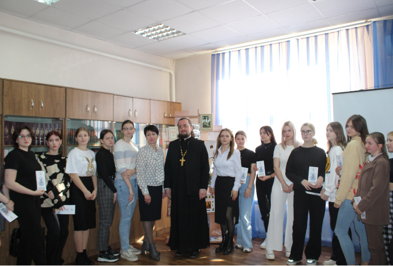 В Острогожской районной библиотеке состоялось мероприятие, посвященное святителю Митрофану Воронежскому