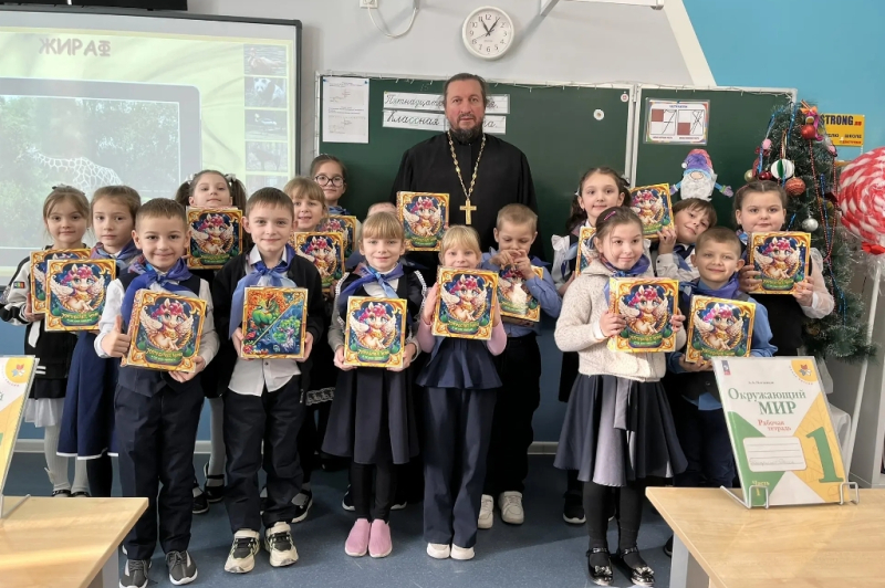 Священнослужитель поздравил учащихся младших классов МБОУ Калачеевская СОШ № 6 с Рождеством Христовым