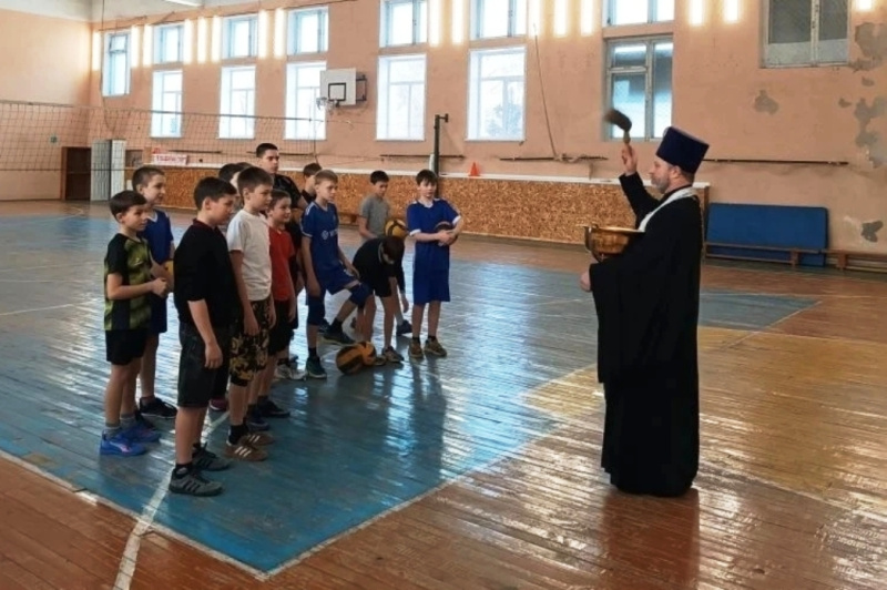 Клирик Калачеевского благочиния благословил учащих и учащихся местных школ на предстоящий год
