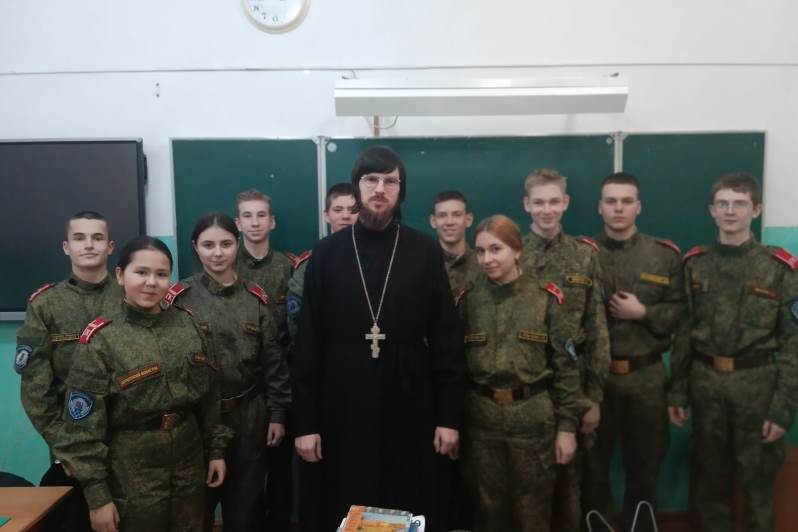 Священнослужитель провел классный час на тему «Смысл жизни»