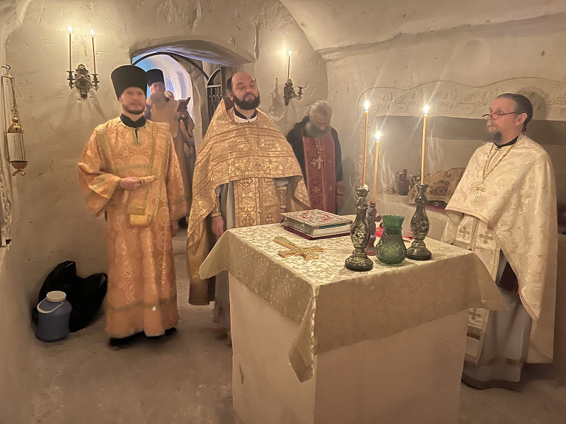 В пещерном Свято-Духовском храме Воскресенского Белогорского мужского монастыря встретили престольный праздник