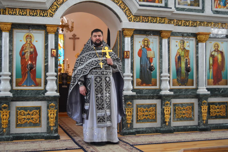 Благочинный Павловского церковного округа совершил литургию Преждеосвященных Даров в Казанском храме