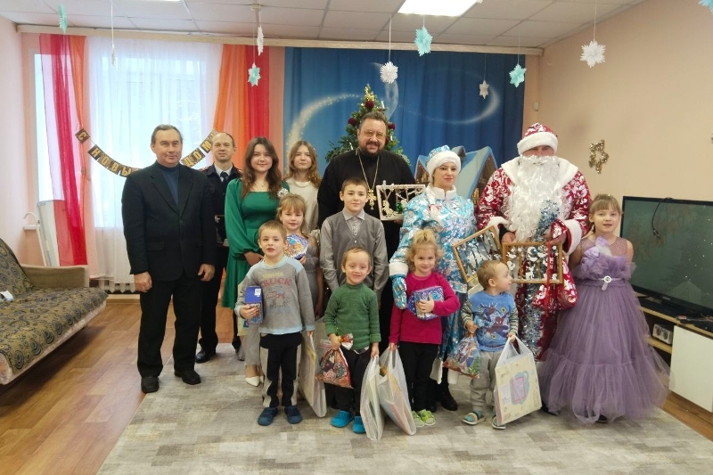 Руководитель епархиального отдела по вопросам семьи, защиты материнства и детства посетил детский центр «Родничок»