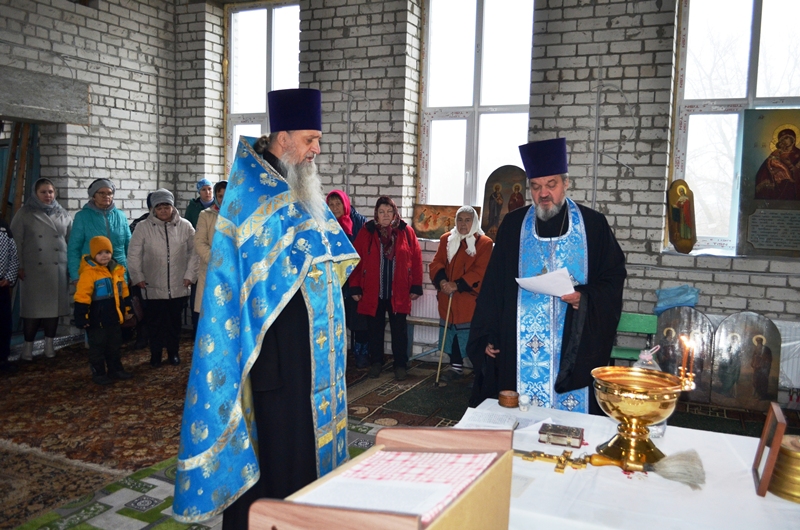 В х. Переездном в строящемся храме в честь иконы Божией Матери «Неопалимая Купина» отслужили водосвятный молебен