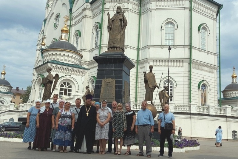 Паломники из Россоши помолились перед мощами святого Александра Невского в Воронеже