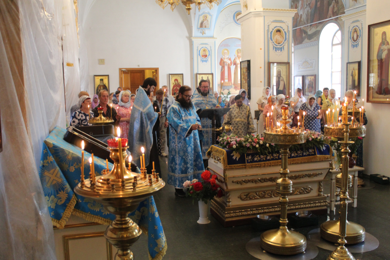 Богослужение с чином погребения Божией Матери в Тихоновском храме