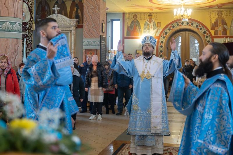 В праздничный день 4 ноября епископ Дионисий возглавил служение Божественной литургии