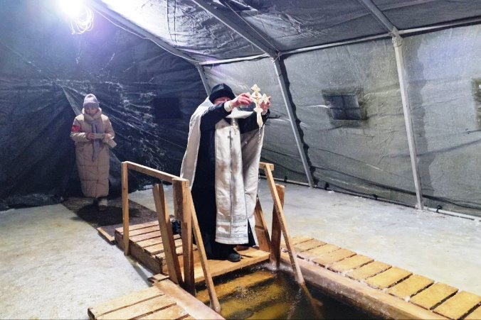 В ночь Крещенского сочельника на городском пляже реки Богучарка города Богучар состоялось Великое освящение воды