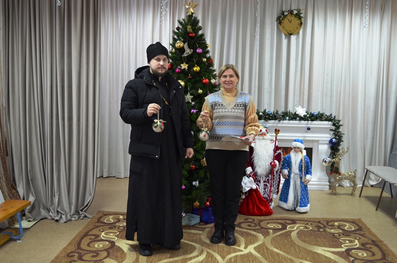 В Павловском благочинии продолжается вручение подарков по благотворительной акции «Рождественское чудо - детям»