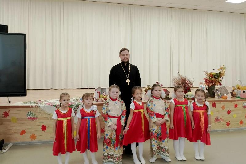 В МБОУ Павловская СОШ №3 прошла благотворительная Покровская ярмарка