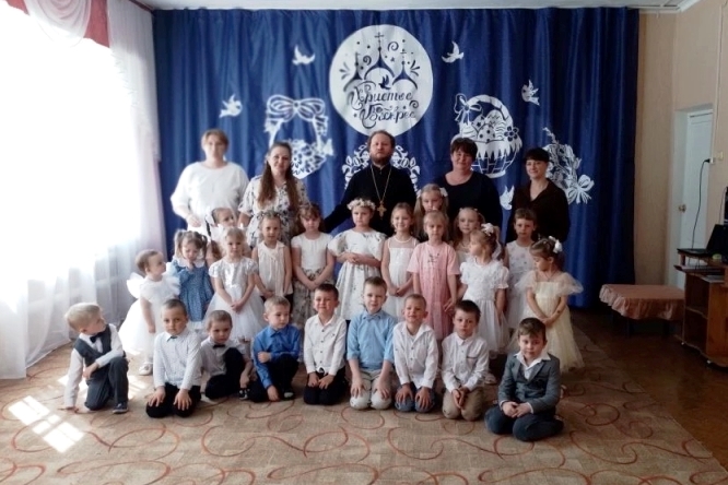 В дни Светлой Пасхальной седмицы благочинный Богучарского церковного округа совершил визит в детский сад «Радуга» села Радченское