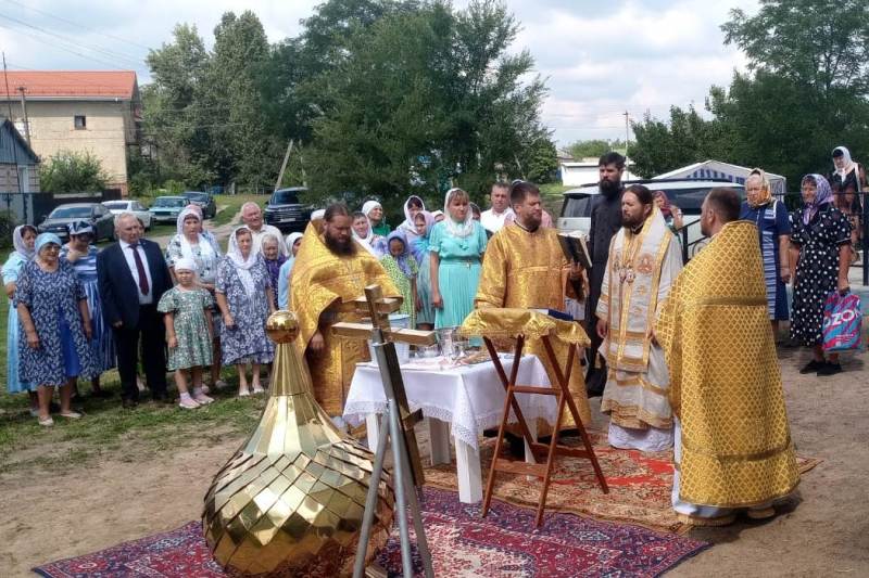 Епископ Дионисий совершил Божественную литургию иерейским чином в храме Николая Чудотворца села Талы Кантемировского района