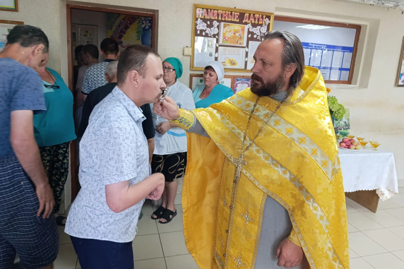Иерей Игорь Подопригорин освятил мед нового урожая в социальных учреждениях Воробьевского района