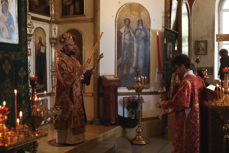 Епископ Россошанский и Острогожский Дионисий совершил Божественную литургию в Александро-Невском храме города Россошь