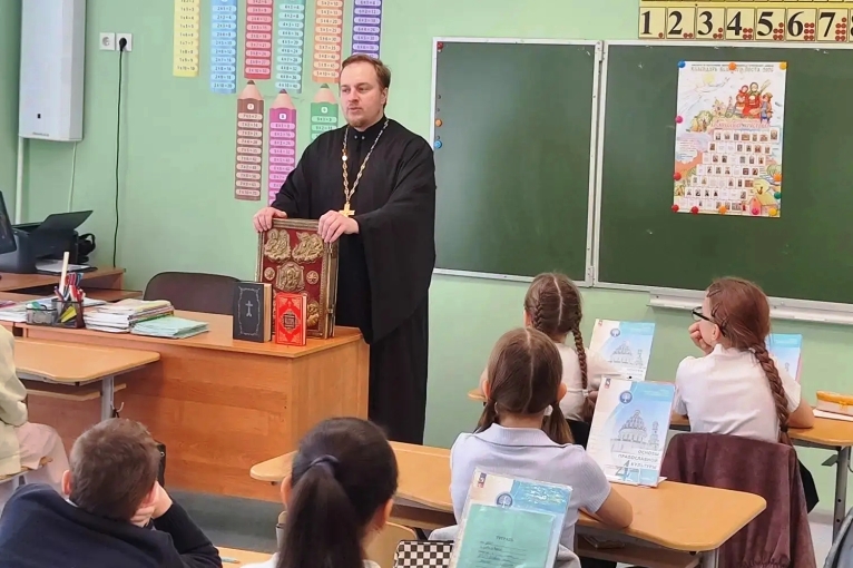 Настоятель Преображенского храма поселка Заболотовка провел встречу со школьниками