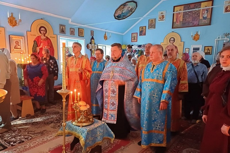 В храме Рождества Пресвятой Богородицы города Россошь молитвенно отметили престольный праздник