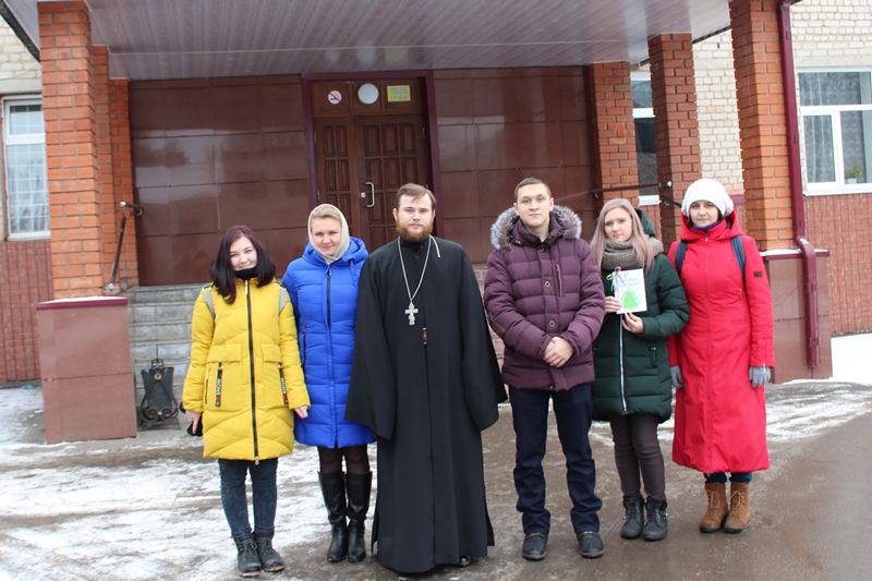 Острогожская молодёжь посетила со священником детскую больницу