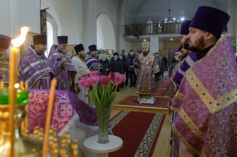 В понедельник третьей седмицы Великого поста Правящий Архиерей совершил Литургию Преждеосвященных Даров в храме святителя Митрофана Воронежского села Верхний Мамон