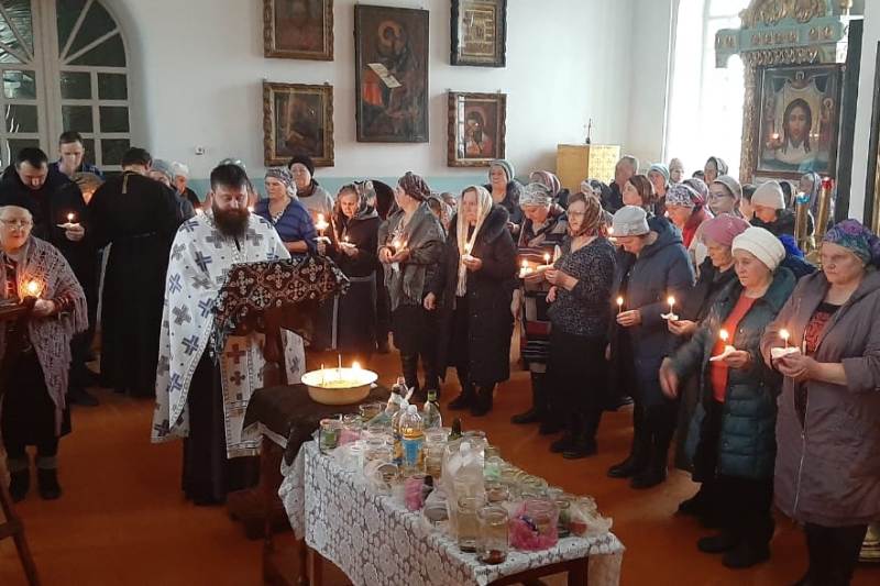 В Неделю 2-ю Великого поста в Казанском храме поселка Каменка совершили Литургию Василия Великого и таинство соборования