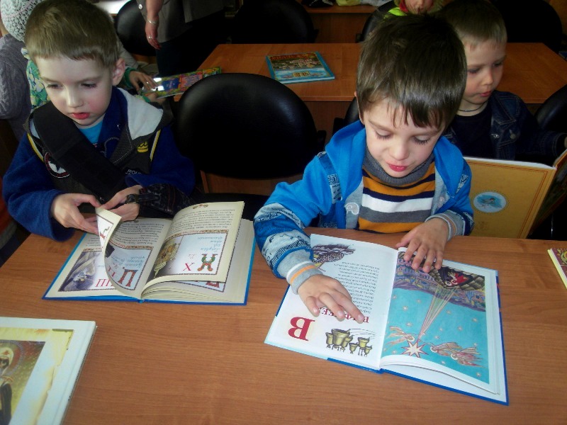 Воспитанники детского сада № 12 посетили библиотеку Храмового комплекса Россоши