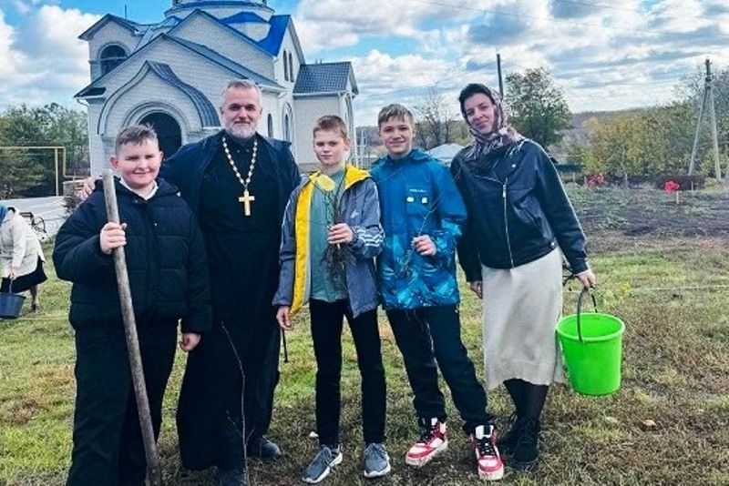 На сельских приходах Россошанского благочиния прошла высадка зеленых насаждений