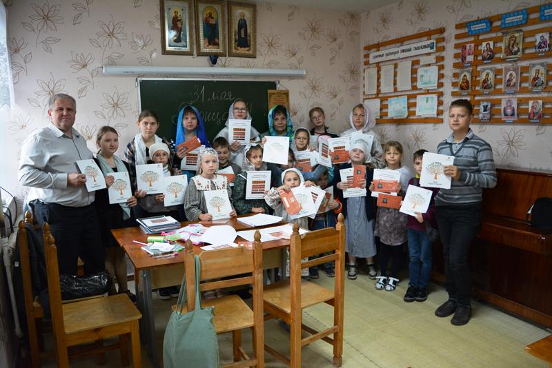 В поселке Каменка воскресную школу посетил начальник территориального отдела ЗАГС Каменского района Воронежской области Вакулин Алексей Иванович