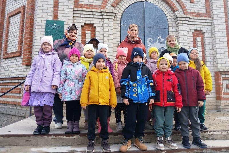 В поселке Каменка для детей провели экскурсию по храму