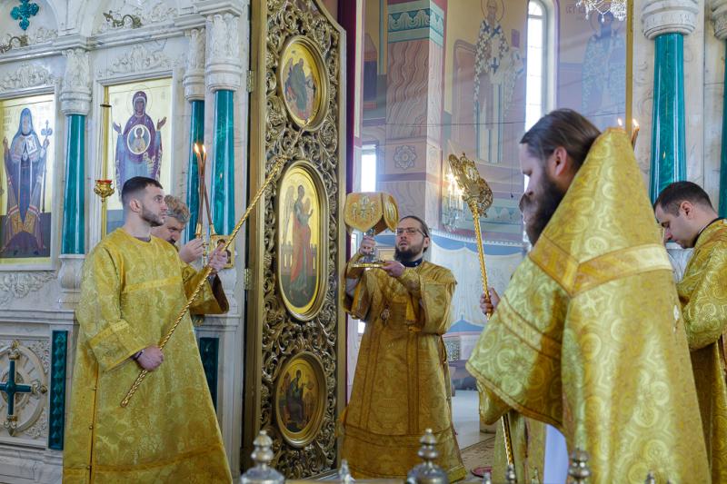 В Прощеное воскресенье Правящий Архиерей совершил Божественную литургию в Свято-Ильинском кафедральном соборе города Россошь
