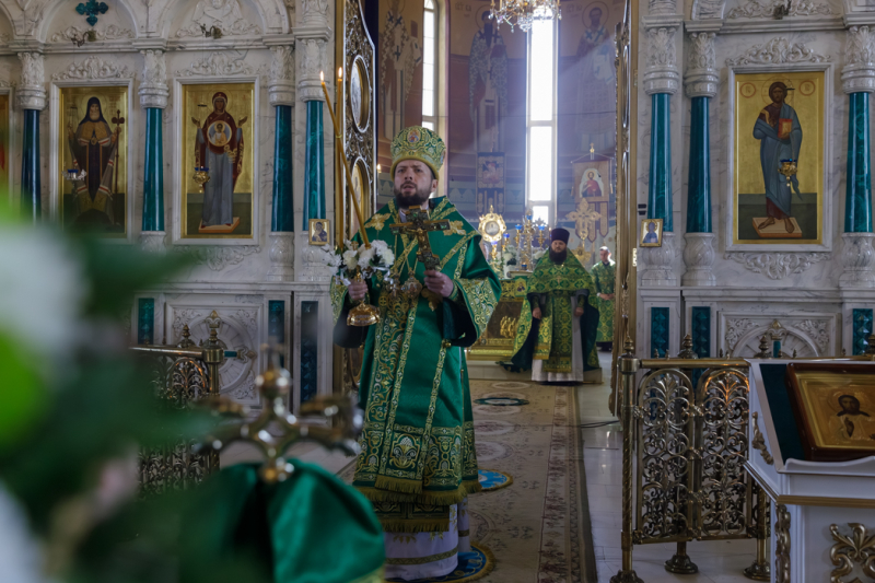 В праздник Входа Господня в Иерусалим глава Россошанской епархии совершил Литургию в Свято-Ильинском кафедральном соборе города Россоши