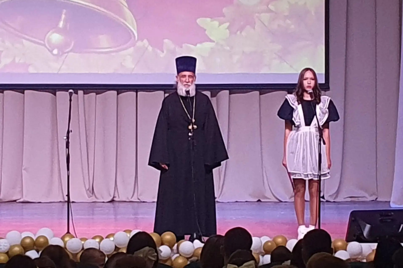 В Заброденской СОШ прошел праздник Первого звонка с участием протоиерея Евгения – настоятеля храма Преображения Господня села Заброды