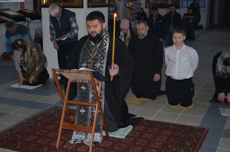 В Казанском храме города Павловска состоялось Великое повечерие с чтением Великого покаянного канона преподобного Андрея Критского
