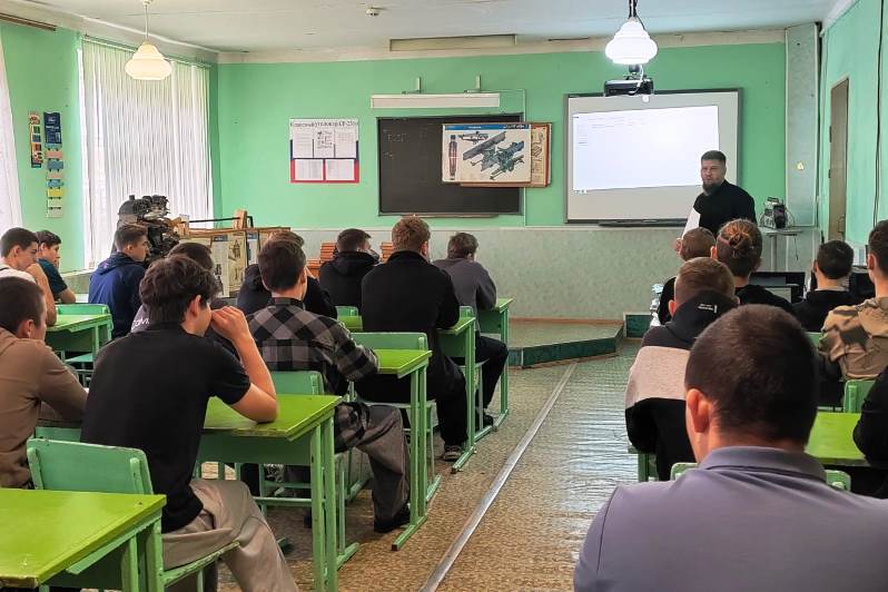 Клирик Россошанского благочиния провел профилактическую беседу в Россошанском строительном техникуме