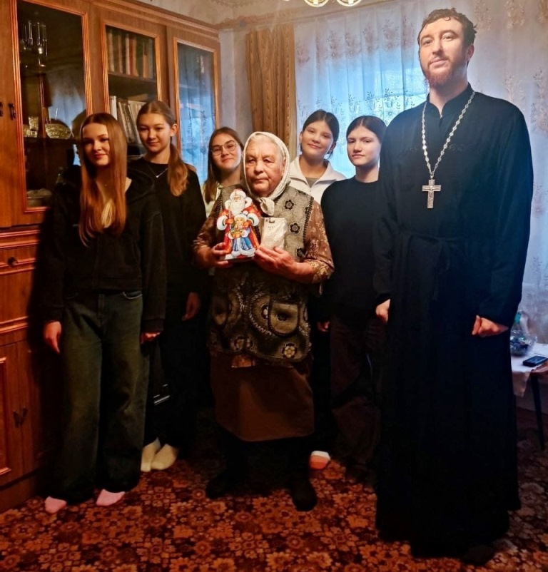 Представители молодежного актива благочиния поздравили пожилых прихожан собора с Рождеством Христовым