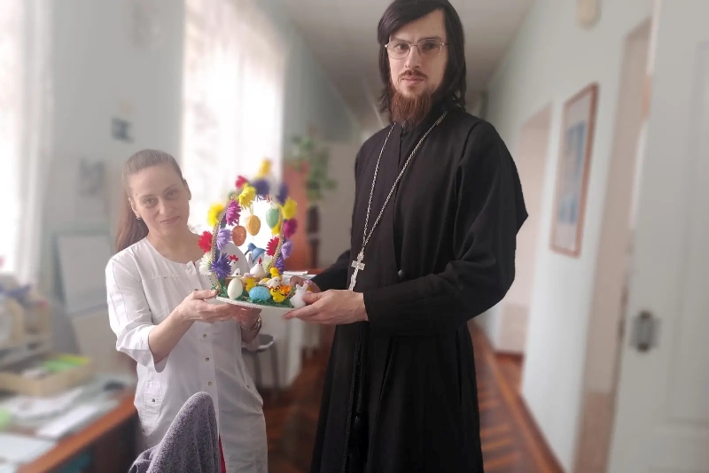 Клирик Острогожского церковного округа поздравил руководство, медперсонал и пациентов Острогожской районной больницы с Пасхой Христовой