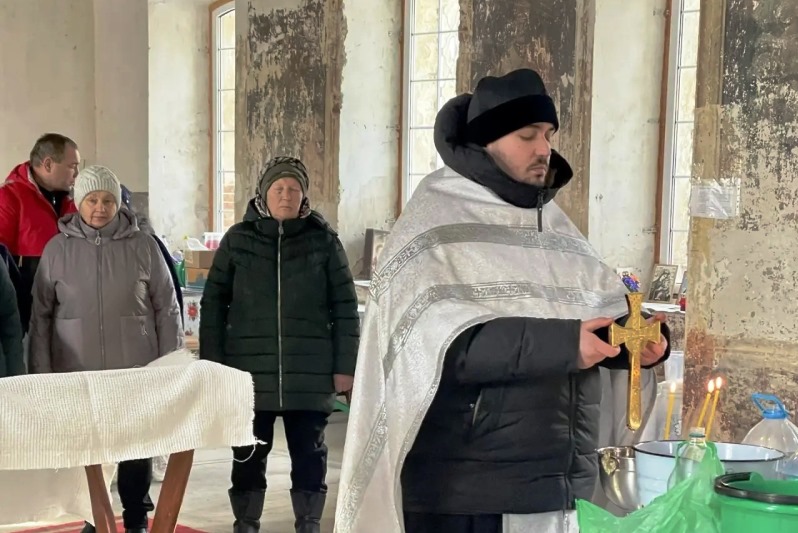 Священник совершил чин Великого освящения воды в селах Богучарского района