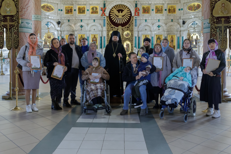Глава Россошанской епархии вручил сертификаты на лечение детей с ОВЗ в рамках благотворительной акции «Пасхальная радость – детям»