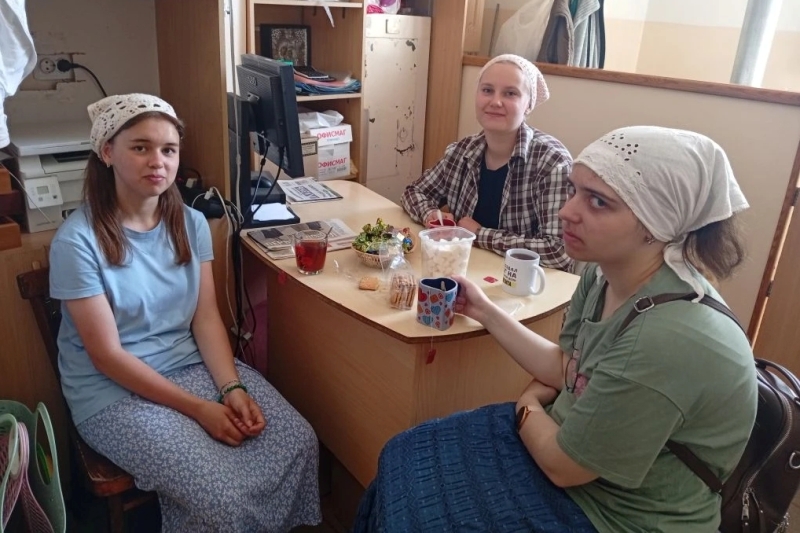 Молодежная группа Тихоновского храма провела уборку территории храма