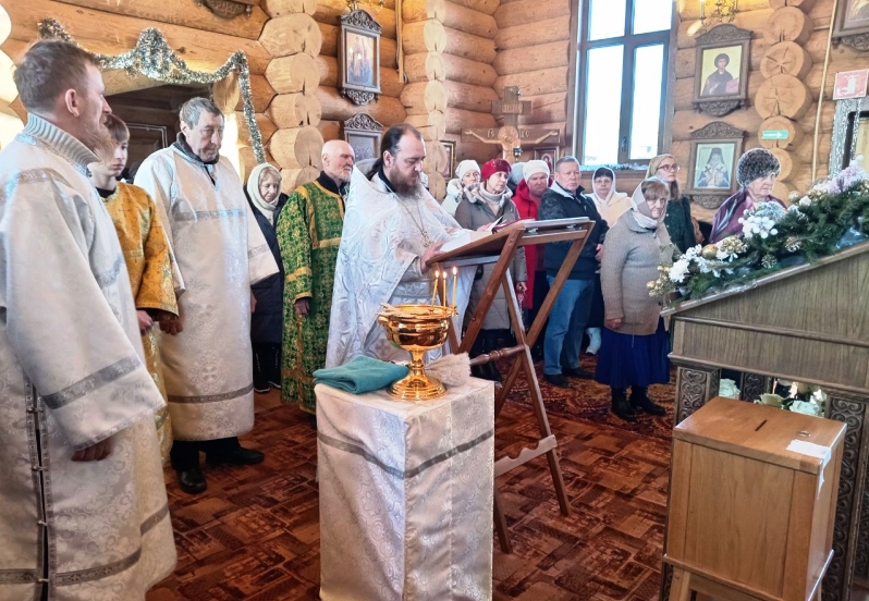 Священник совершил чин Великого освящения воды в храмах сел Верхний Мамон и Осетровка