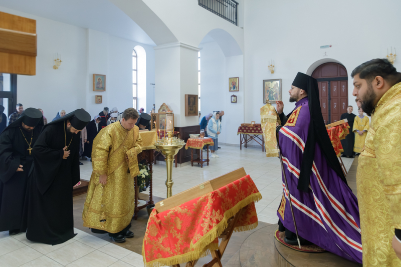 В Неделю 19-ю по Пятидесятнице епископ Дионисий совершил Божественную литургию в Воскресенском соборе Белогорского мужского монастыря
