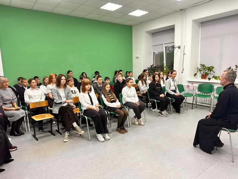 Настоятель Успенского храма Россошанского благочиния посетил Старокалитвенскую СОШ