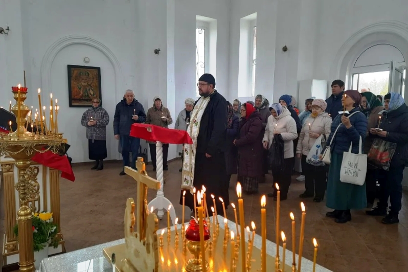 Священник совершил заупокойные богослужения на Радоницу в городе Богучаре