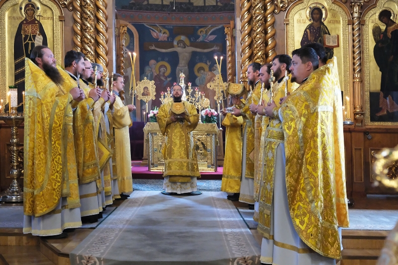 Епископ Дионисий совершил Божественную литургию в Свято-Троицком соборе Серафимо-Дивеевского монастыря с. Дивеево Нижегородской области
