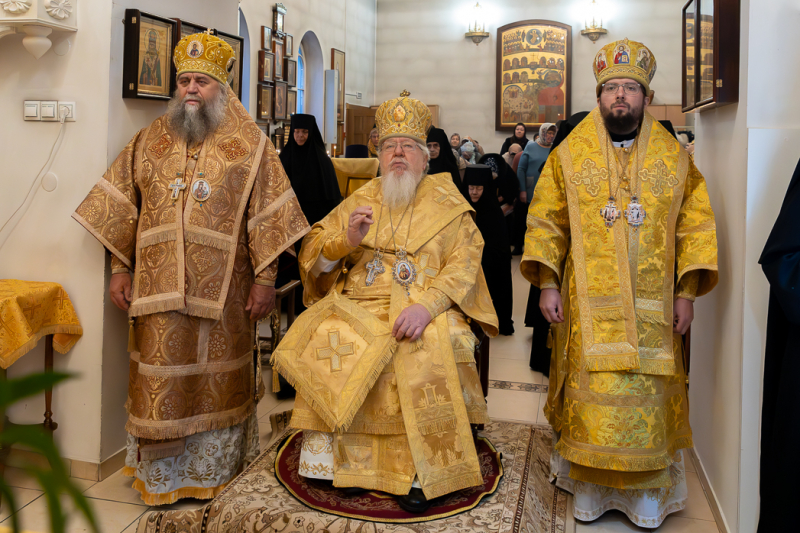 Три архипастыря в Костомаровской обители совершили Божественную литургию