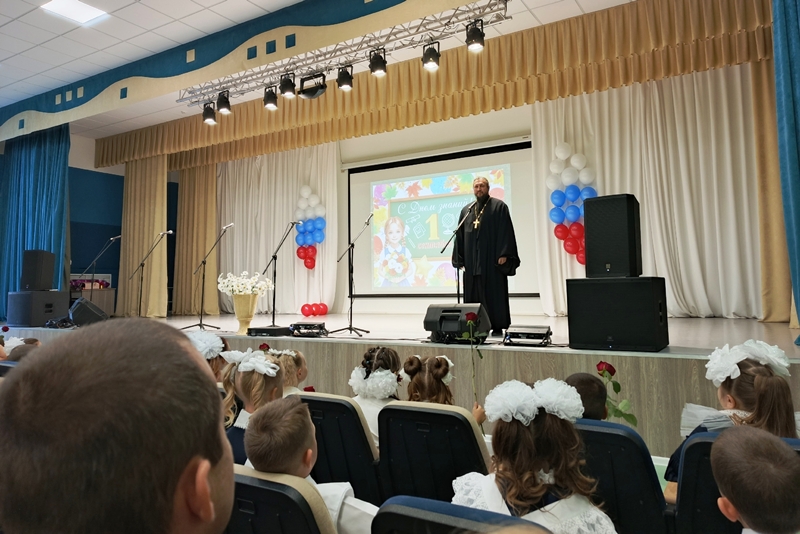 Помощник благочинного по молодежной работе иерей Димитрий Ткаченко поздравил учащихся и коллектив Калачеевской СОШ № 6 с Днем знаний