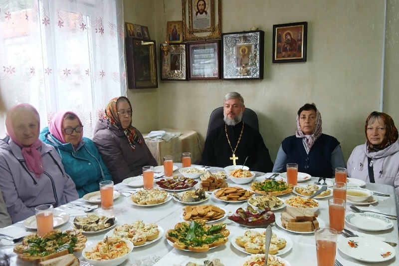 Настоятель храма Преображения Господня города Острогожска иерей Константин Луцкевич поздравил прихожан с Днем пожилого человека