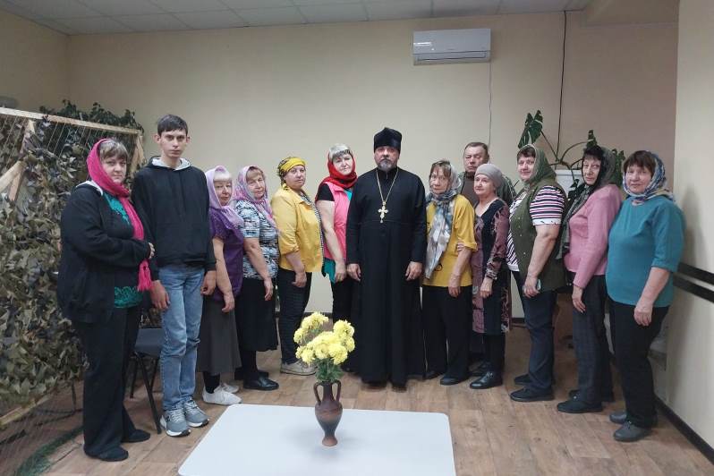  В преддверии Дня Матери священник посетил волонтеров Кантемировского досугового центра