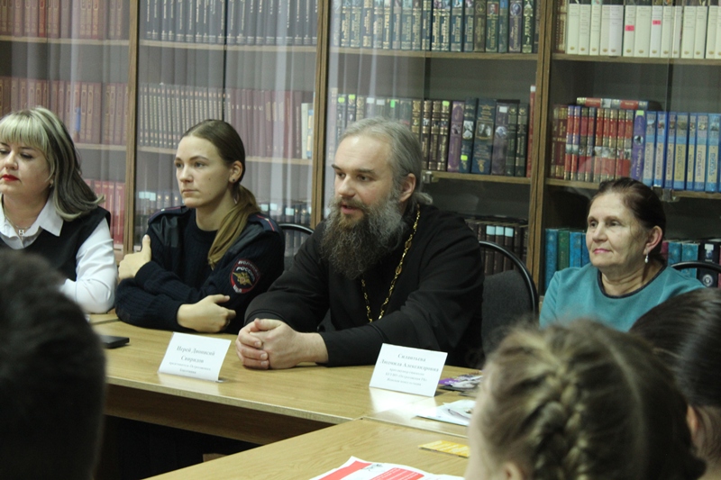 Клирик Острогожского благочиния принял участие во встрече, посвященной вопросам сохранения и укрепления традиционных семейных ценностей
