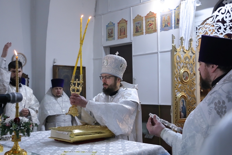 В попразднство Рождества Христова Преосвященнейший епископ Дионисий совершил Божественную литургию в храме Вознесения Господня города Калач